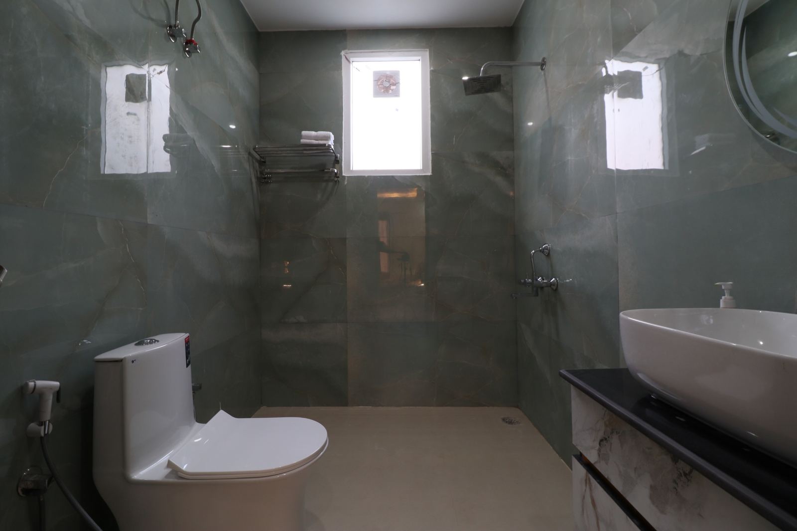 Emerald Farm bathroom